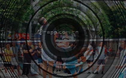 展厅内光影交错画面自然呈现